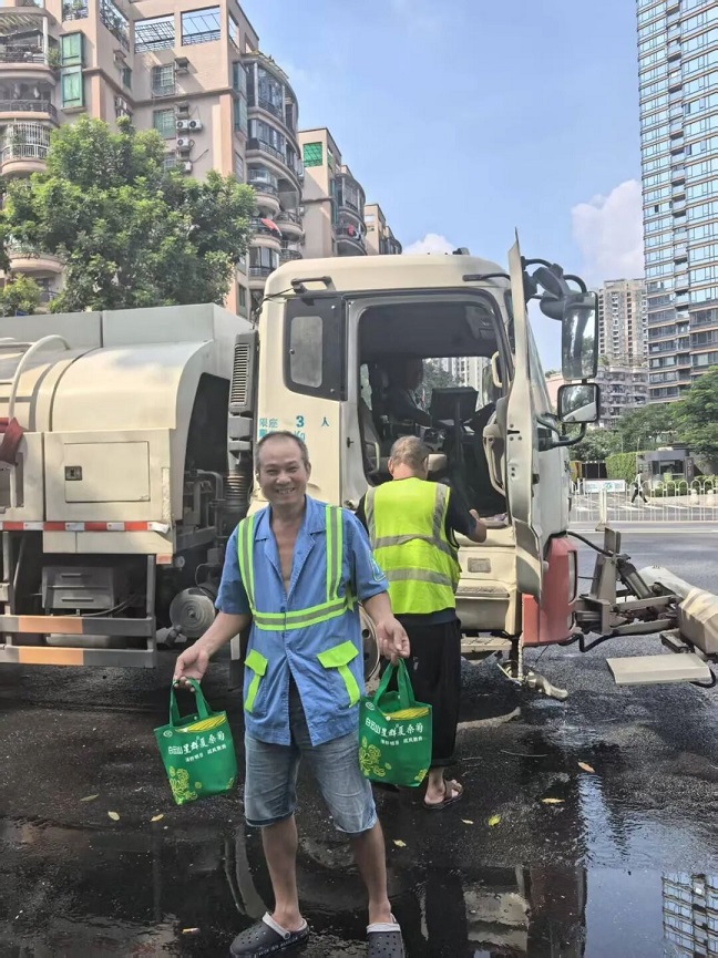 “情滿月圓，禮贊國(guó)慶”星群戶外勞動(dòng)者愛心驛站舉行燈謎慰問活動(dòng)